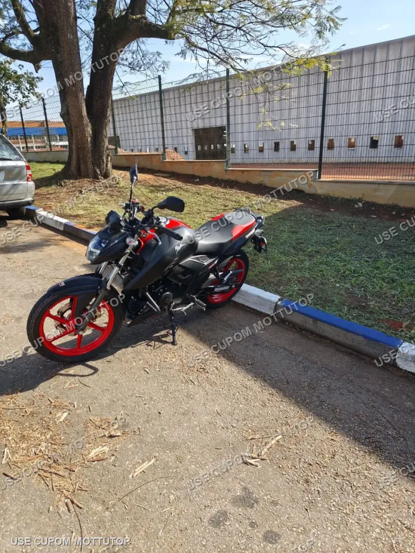 TVS Apache RTR 160 vista frontal, farol e garfo telescópico