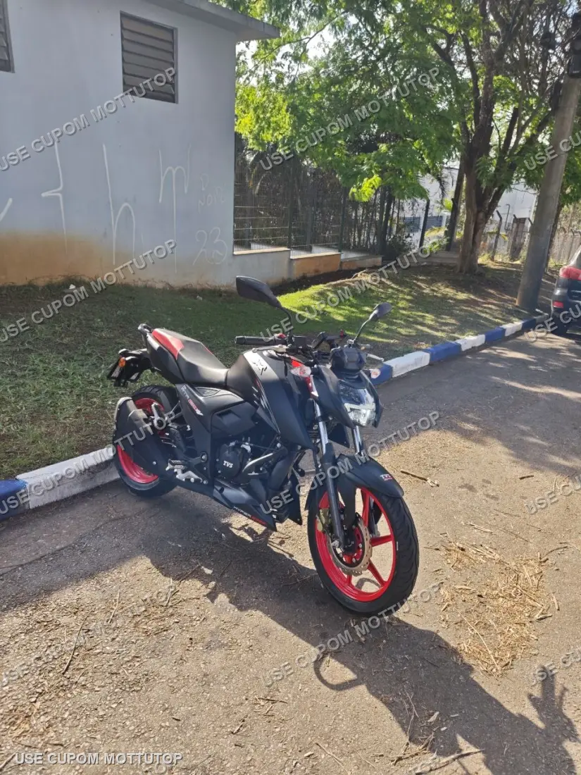 TVS Apache RTR 160 preta com rodas vermelhas, nova moto da frota da Mottu