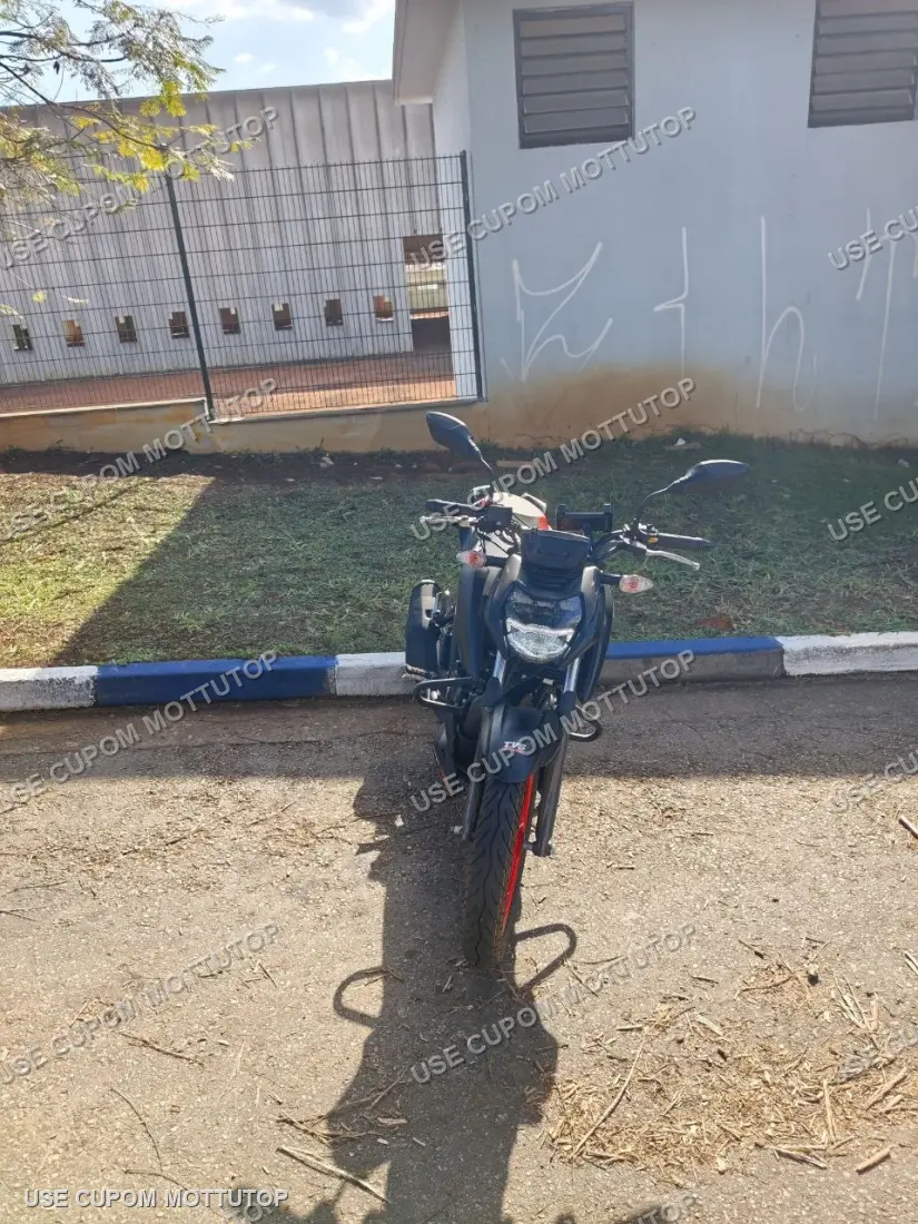 TVS Apache RTR 160 vista de lado, com escape e roda traseira