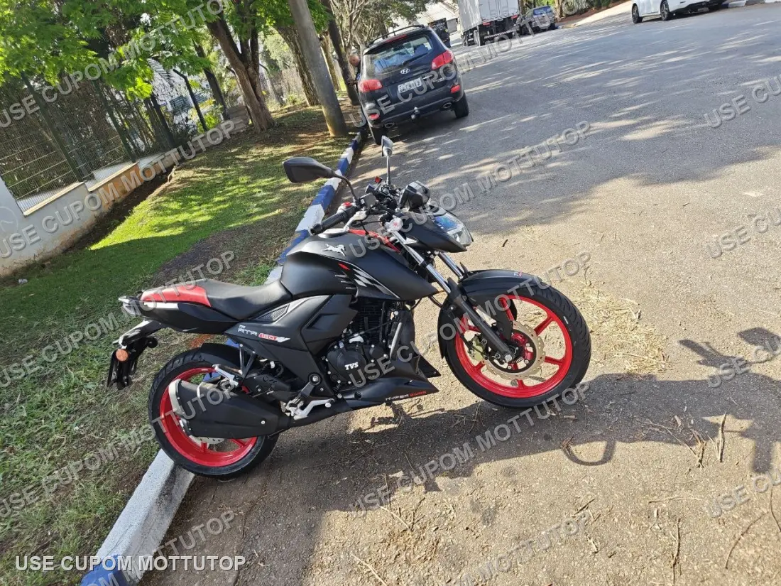 Painel digital e guidão da TVS Apache RTR 160