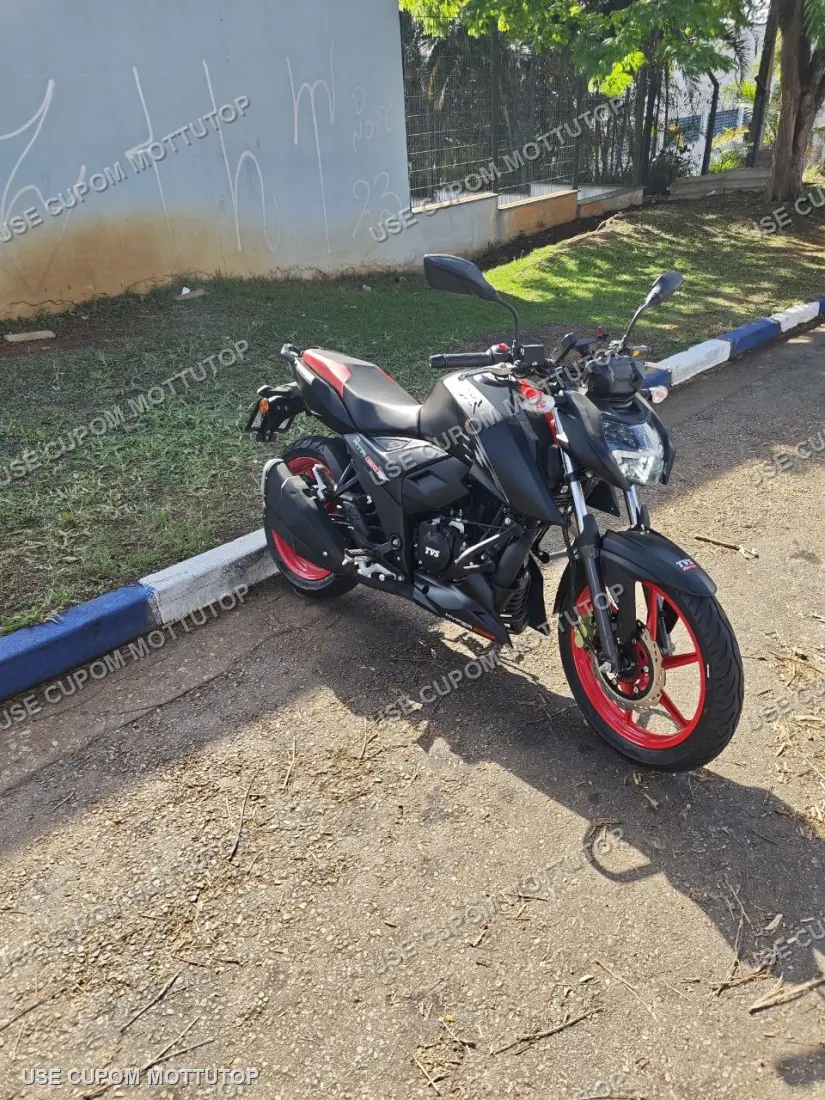 TVS Apache RTR 160 de três quartos, tanque e carenagem