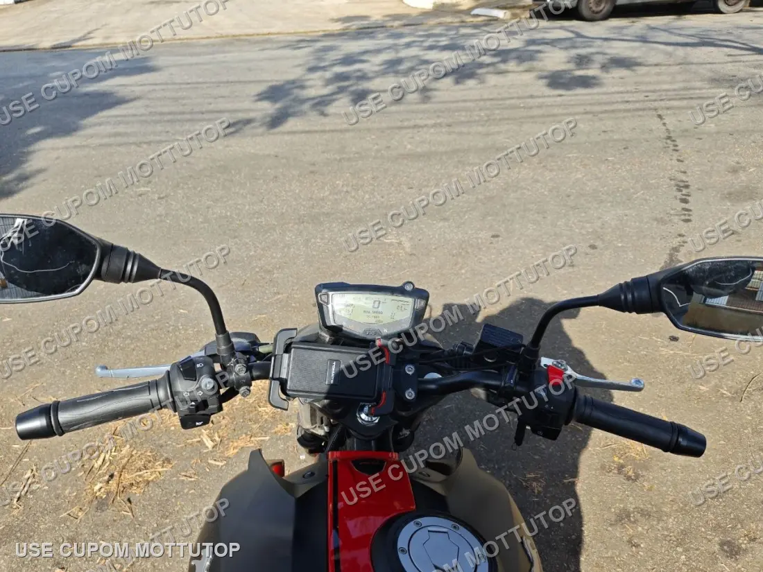 TVS Apache RTR 160 estacionada, vista lateral completa