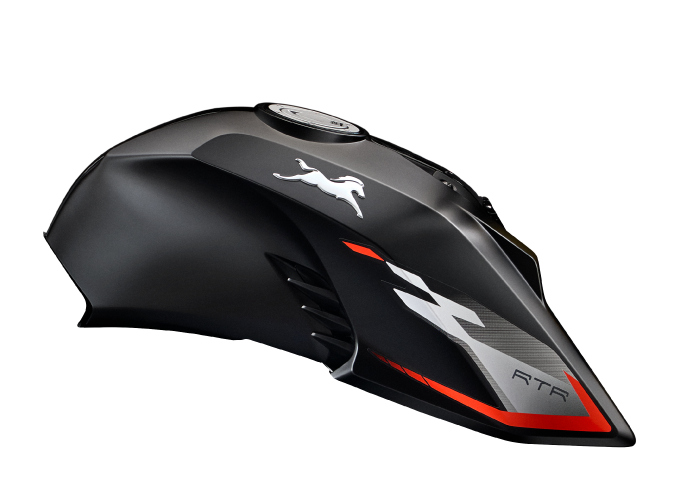 Tanque da TVS Apache RTR 160 4V na cor preta fosca com detalhes em vermelho