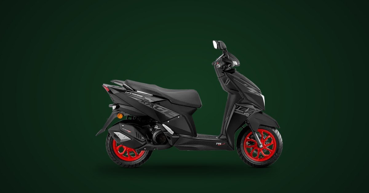 TVS NTORQ 125 XP de perfil pelo lado direito, sobre fundo verde-escuro