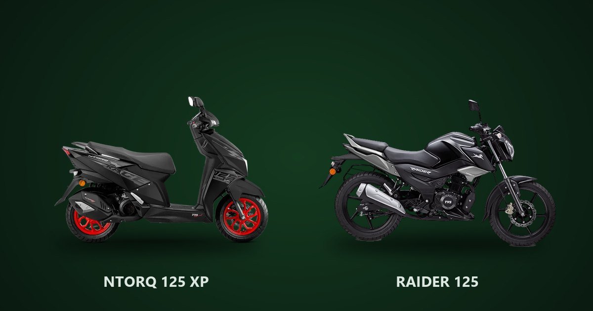 TVS NTORQ 125 XP e TVS Raider 125 de perfil, lado a lado, sobre fundo verde-escuro