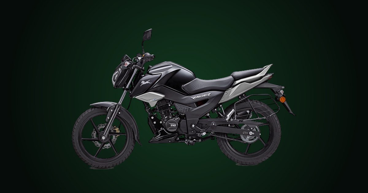 TVS Raider 125 preta vista de perfil pelo lado esquerdo, com as duas rodas aro 17 à mostra, sobre fundo verde-escuro