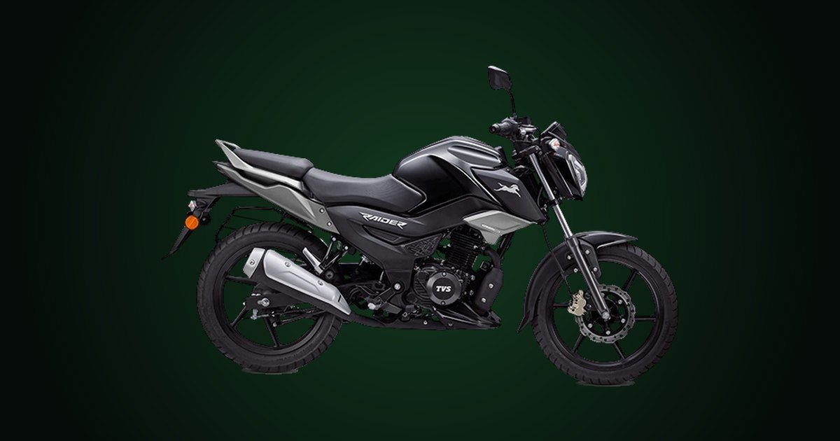 TVS Raider 125 preta vista em três quartos pela frente, lado esquerdo, com o tanque em destaque sobre fundo verde-escuro