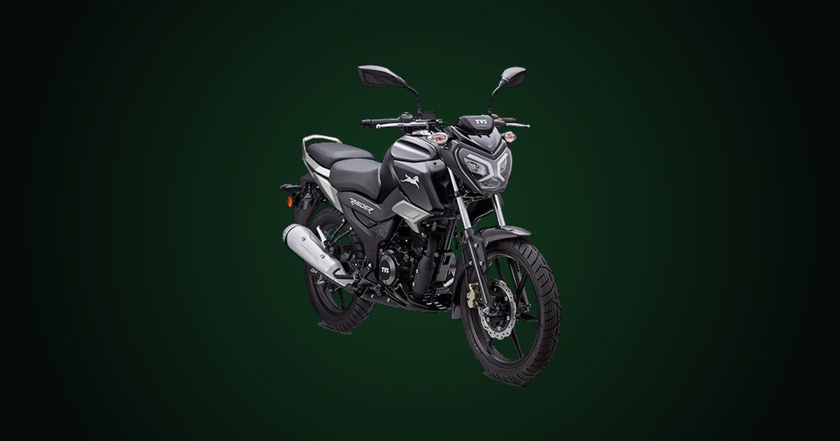 TVS Raider 125 preta em vista de três quartos pela frente, lado direito, sobre fundo verde-escuro