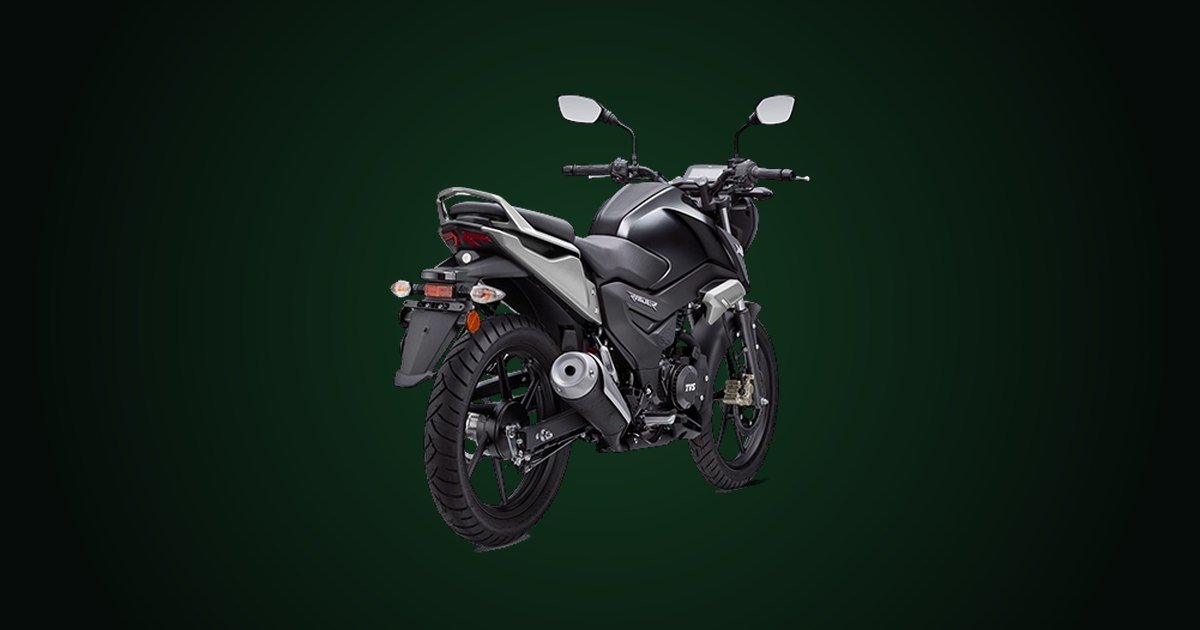 TVS Raider 125 preta em três quartos traseiro pelo lado direito, com o escapamento à mostra, sobre fundo verde-escuro