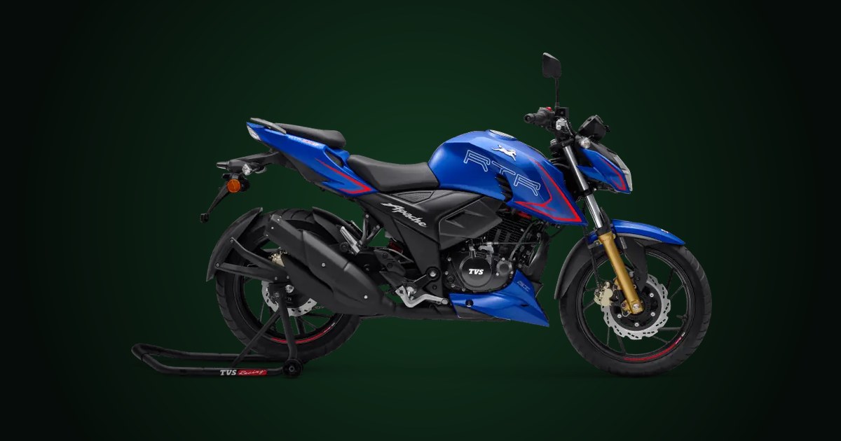 TVS Apache RTR 200 4V azul de perfil sobre fundo escuro com brilho verde