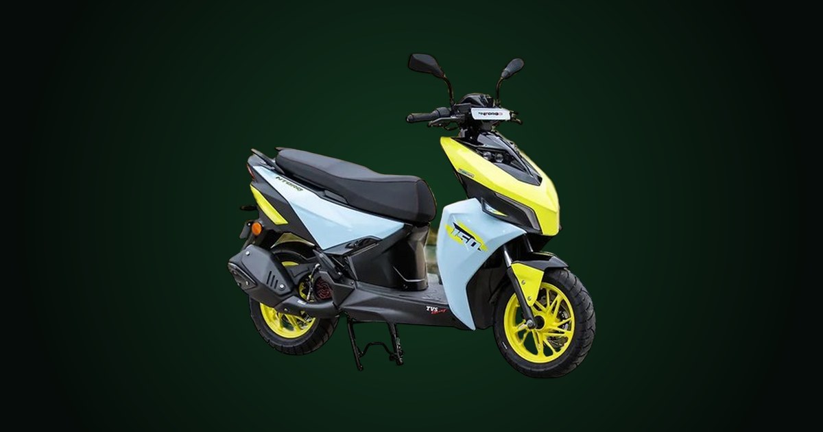 TVS Ntorq 150 amarela e azul sobre fundo escuro com brilho verde