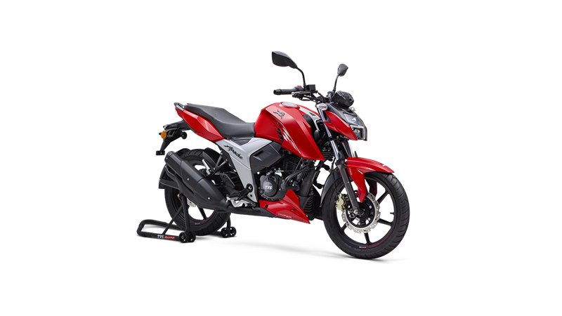 TVS Apache RTR 160 vermelha vista de frente em três quartos