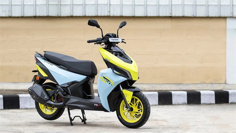 TVS NTORQ 150 em foto de frente mostrando a lateral